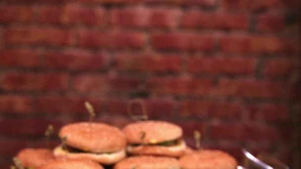 宴会桌上的汉堡 — 图库视频影像