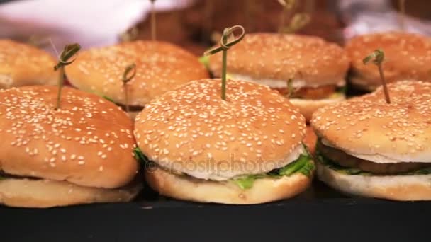 Hamburger bir ziyafet masada — Stok video