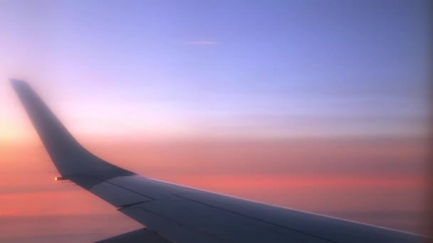 Amanecer desde la ventana del avión — Vídeo de stock