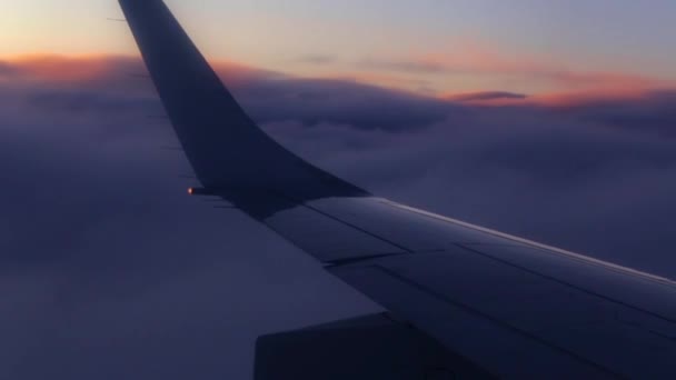 Amanecer desde la ventana del avión — Vídeo de stock