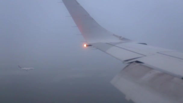 El avión aterriza en tiempo nublado. Vista desde la ventana — Vídeo de stock