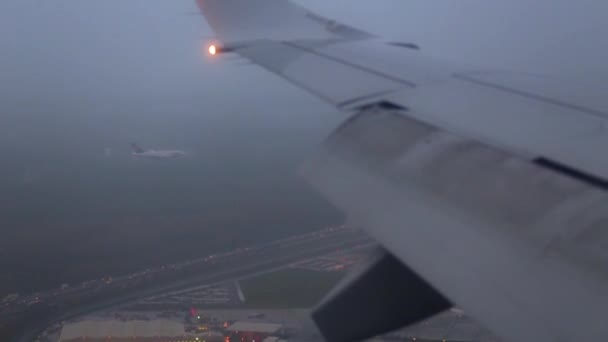 Het vliegtuig landt in bewolkt weer. Uitzicht vanuit het raam — Stockvideo