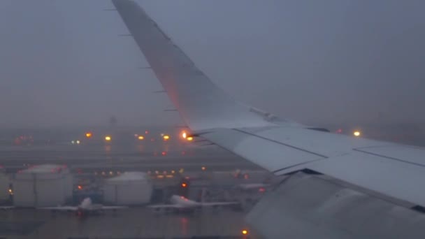 El avión aterriza en tiempo nublado. Vista desde la ventana — Vídeos de Stock