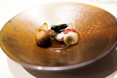 altın plaka üzerinde sebze ve ringa aperitif