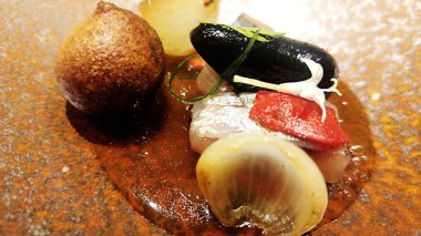 altın plaka üzerinde sebze ve ringa aperitif