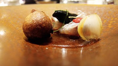 altın plaka üzerinde sebze ve ringa aperitif