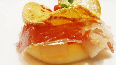 Füme et, peynir ve huysuz ekmeğin atıştırmalıkları