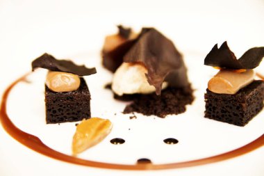 Dondurma, çikolata ve karamel gelen tatlı