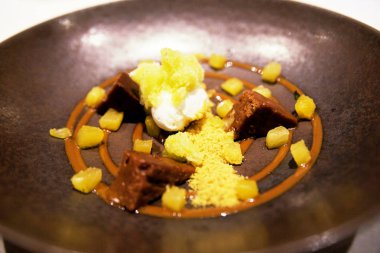 dondurma, çikolata ve turuncu, sarı toz ile süslenmiş tatlı