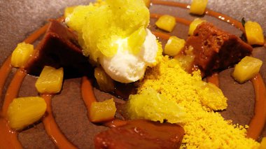 dondurma, çikolata ve turuncu, sarı toz ile süslenmiş tatlı