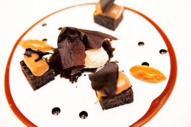 Dondurma, çikolata ve karamel gelen tatlı