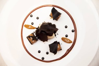 Dondurma, çikolata ve karamel gelen tatlı