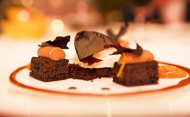 Dondurma, çikolata ve karamel gelen tatlı