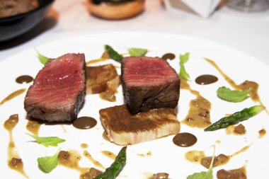 Bir restoranda bir plaka üzerinde sos ile sığır eti Steak