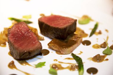 Bir restoranda bir plaka üzerinde sos ile sığır eti Steak