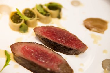 Dana bifteği ve pesto ruloları