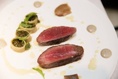 Dana bifteği ve pesto ruloları