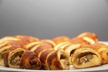 pasta mantar ile bir plaka üzerinde kesmek