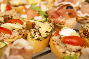 bir sandviç et ve peynir ile