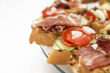 salatalık, domates ve karides ile sandviç