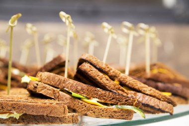 peynir ve yeşillik olan bir üçgen şeklinde sandviç