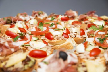 pate, yumurta ve sebze ile sandviç