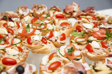 pate, yumurta ve sebze ile sandviç