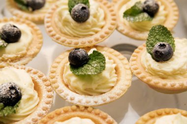 tatlı. Sepetleri krem ve taze çilek ile