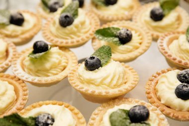 tatlı. Sepetleri krem ve taze çilek ile