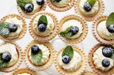 tatlı. Sepetleri krem ve taze çilek ile