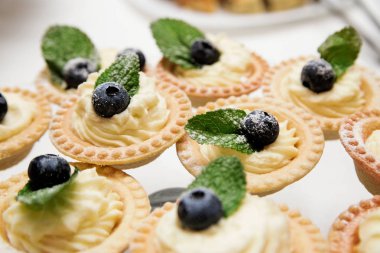 tatlı. Sepetleri krem ve taze çilek ile