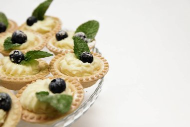 tatlı. Sepetleri krem ve taze çilek ile