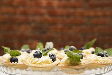 tatlı. Sepetleri krem ve taze çilek ile