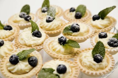 tatlı. Sepetleri krem ve taze çilek ile