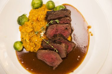 Sebze püresi ve Brüksel lahanası ile biftek