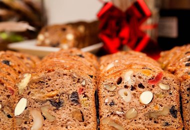 tatlı ekmek, fındık ve meyve ile pasta şeklinde