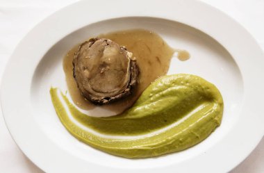 Sos ve Bezelye püresi ile biftek. Üst görünüm