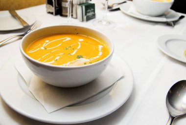 Beyaz bir plaka balkabağı çorbası