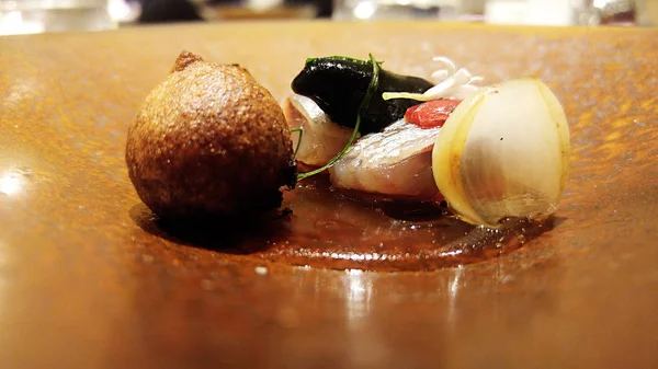 altın plaka üzerinde sebze ve ringa aperitif