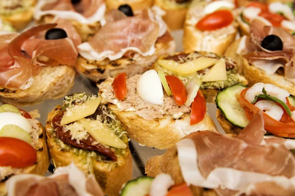 pate, yumurta ve sebze ile sandviç