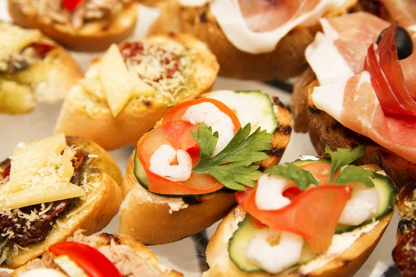 salatalık, domates ve karides ile sandviç