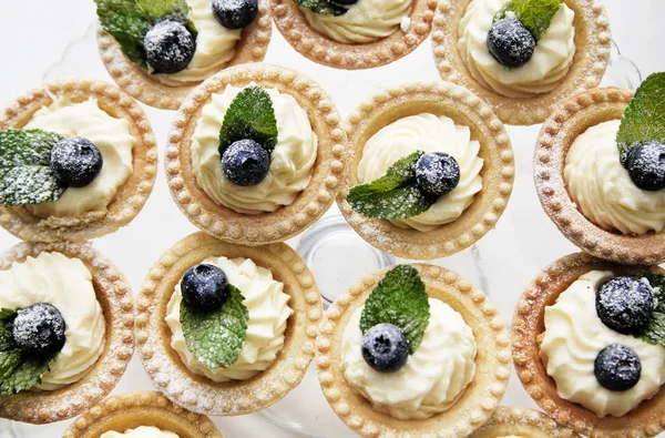 tatlı. Sepetleri krem ve taze çilek ile