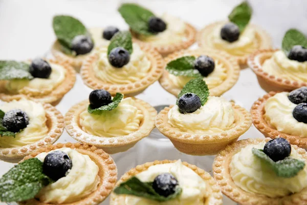 tatlı. Sepetleri krem ve taze çilek ile