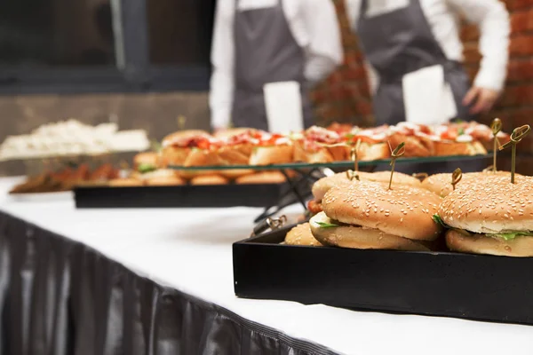 Un plato de hamburguesas en una mesa buffet —  Fotos de Stock