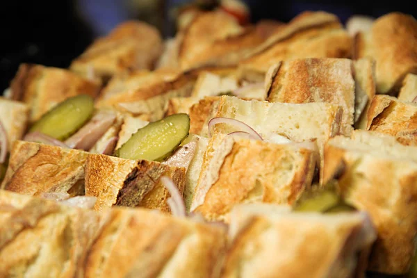 Sandwiches mit eingelegten Gurken, Schinken und Zwiebeln — Stockfoto