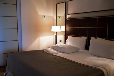 Çift Kişilik Yatak, lamba ve klasik iç beyaz yastıklar