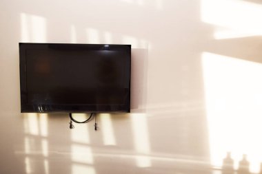 Güneş ışığı tarafından yaktı duvarda TV