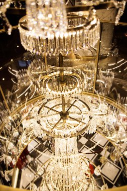 restoranda klasik şık kristal avize