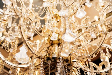 Klasik bir iç şık avize