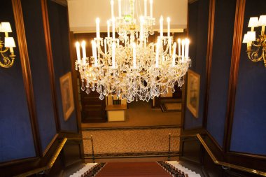 Klasik bir iç şık avize